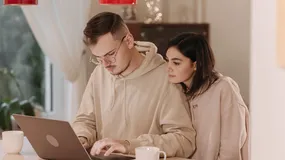 Każdy dodatkowy rok pracy przekłada się na znacznie wyższą emeryturę. ZUS pokazuje nowe wyliczenia