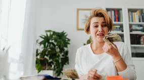 Polacy oszczędzają głównie na czarną godzinę. Trudno inwestować, gdy walczy się o przetrwanie