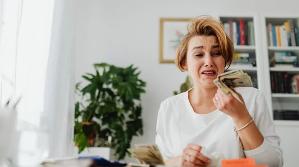 Polacy oszczędzają głównie na czarną godzinę. Trudno inwestować, gdy walczy się o przetrwanie