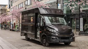 Kurier UPS dwa razy odbijał się od drzwi. Klientka próbowała nadać laptopa luzem