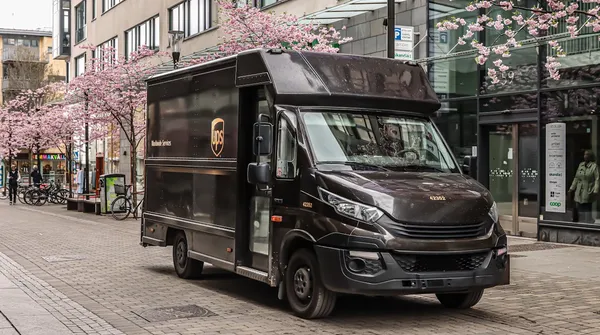 Kurier UPS dwa razy odbijał się od drzwi. Klientka próbowała nadać laptopa luzem