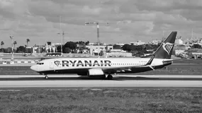 Sąd znów uderza w Ryanair. Przewoźnik musi zwrócić opłaty za bagaż podręczny