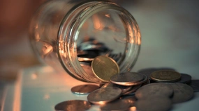 Lepiej trzymać pieniądze w banku, czy w materacu? Odpowiedź jest oczywista, ale nie czarno-biała