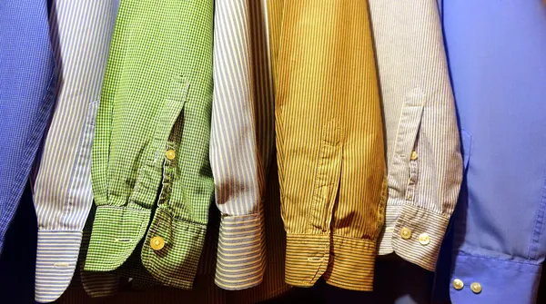 Zbędne ubrania. Zobacz, jak wyciągnąć z nich dodatkowe pieniądze bez zdjęć, opisów i wysyłki