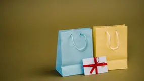 Kupiłeś prezent w sieci? Uważaj, zanim zerwiesz folię, bo tego towaru sklep nie przyjmie z powrotem