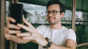 Jeśli zechcesz wykonać przelew, będziesz musiał zrobić zdjęcie dowodu. I selfie