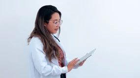 Rządzący chcą, by pielęgniarki miały większe kompetencje. Ale lekarze protestują