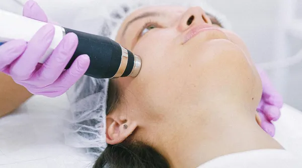 Te zabiegi estetyczne mieliby wykonywać wyłącznie lekarze. Branża beauty reaguje oburzeniem