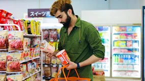 Najświeższe produkty w sklepie znajdziesz z tyłu półki. Nie każdy klient o tym wie