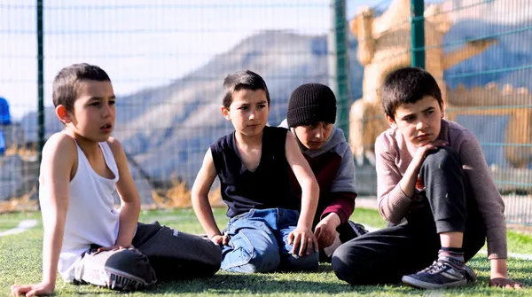 Chłopiec w sukience? Brytyjska minister mówi: dajcie mu spróbować. W polskiej szkole nie wolno nawet farbować włosów