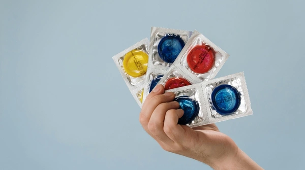 Kupił prezerwatywy i wystawił fakturę na Kancelarię Premiera. Teraz ma zarzuty karne – i trudno się dziwić