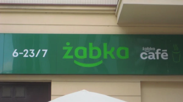 Szlachta nie gotuje. Kontrowersyjna promocja na obiady po 7,99 zł w Żabce