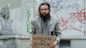 Polscy bezdomni zmuszeni do niewolniczej pracy i jedzenia karmy dla psów. Zapadł wyrok za handel ludźmi