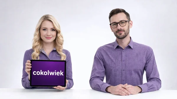 Ty dajesz monterowi swój podpis na tablecie. Play wybiera sobie, na jaką i jak drogą umowę go nałoży