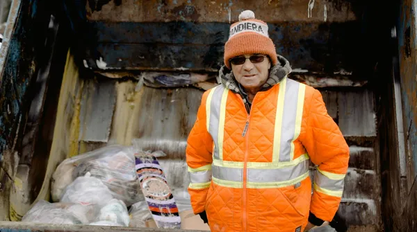 Kupują tonę książek za 500 zł i zarabiają na nich tysiące. Oto jak działa biznes z makulatury na Allegro