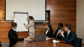 Korporacyjny bełkot niszczy firmy od środka. Tylko inteligentni pracownicy to widzą