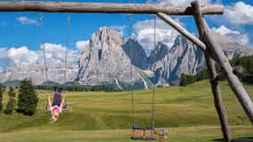 Polacy oszczędzają jak na huśtawce - albo lokata, albo krypto. Nic pomiędzy