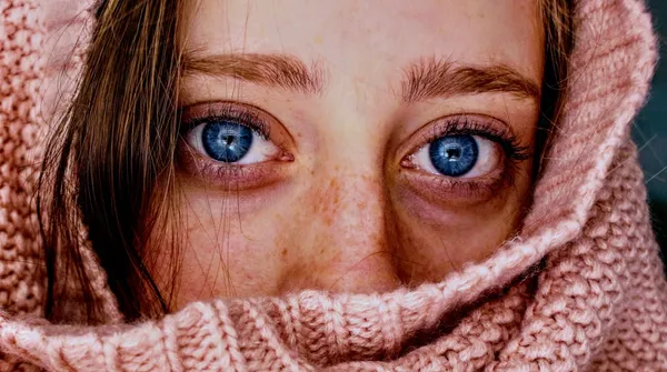 Podwójne nazwisko po ślubie brzmi dumnie, ale jeden błąd w zapisie potrafi zablokować twoją korespondencję