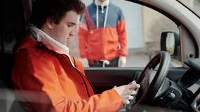 „Mile widziany samochód" w ogłoszeniu o pracę to pułapka, o której nikt nie mówi