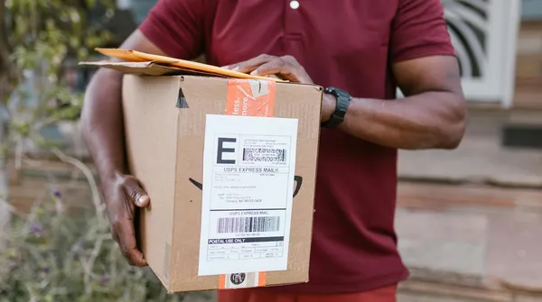 Kurier zostawił lodówkę pod blokiem. Miał do tego pełne prawo