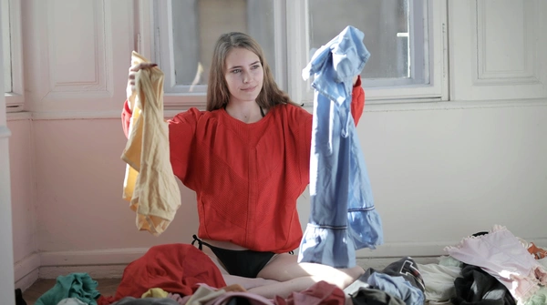 Rok segregacji tekstyliów w Polsce. Efekt? Ubrania w lasach i pustka w kontenerach