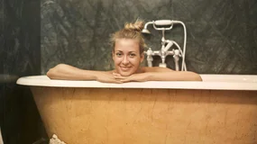 Ciepła woda z sieci to kosztowny absurd. Działa jak auto z silnikiem włączonym całą dobę