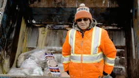 100 zł/h. Tyle zarabia na kaucjach emeryt, zbierając butelki i puszki od sąsiadów z bloku