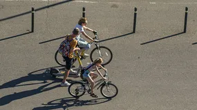 Ten przepis zaskakuje nawet doświadczonych kierowców. Dziecko na rowerze ma więcej praw, niż myślisz