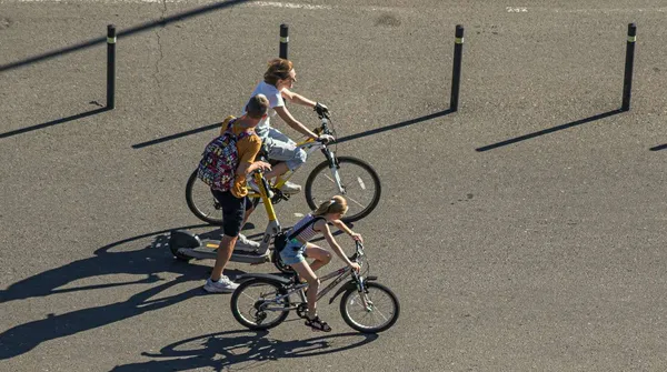 Ten przepis zaskakuje nawet doświadczonych kierowców. Dziecko na rowerze ma więcej praw, niż myślisz