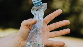 50 groszy kaucji za każdą butelkę. Szefowie straszą pracowników potrąceniami, choć nie muszą