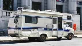 Kamper zamiast kredytu hipotecznego? Polacy coraz częściej wybierają życie na kółkach