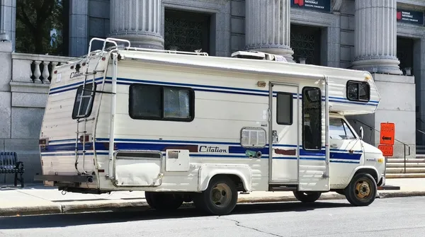 Kamper zamiast kredytu hipotecznego? Polacy coraz częściej wybierają życie na kółkach