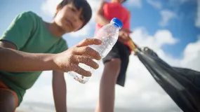 Z systemu kaucyjnego cieszą się rodzice. Teraz kieszonkowe mogą wypłacać dzieciom w butelkach