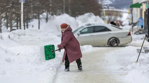 Sprzątasz cudzy chodnik? TK sprawdzi, czy to zgodne z Konstytucją 