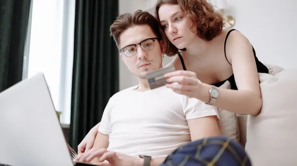 Dzisiaj niemal wszystko można wziąć na raty. Właśnie dlatego jesteśmy biedni