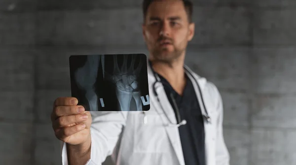 Połamałeś się w pracy? ZUS wypłaci ci teraz nawet 14 500 zł więcej niż rok temu