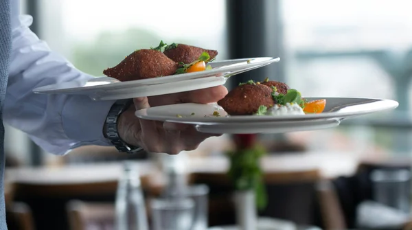 Restauracje coraz częściej naliczają tę opłatę. Ale nie zawsze jasno o tym informują