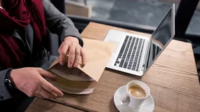 Wysyłka dokumentów i faktur – jakie koperty i kartony wybrać?