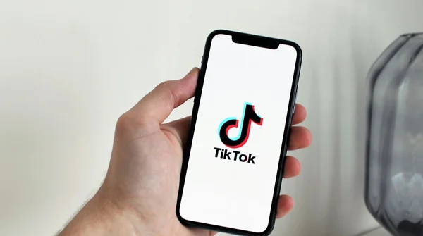 TikTok Shop wprowadza zakupy na żywo. Ależ będzie to agresywna pułapka na nasze emocje