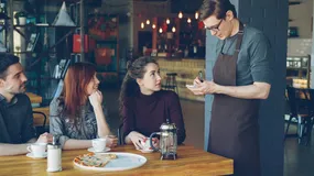 Opłaty za płatności kartą wracają. Niektóre restauracje i bary już ją doliczają