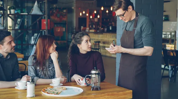 Opłaty za płatności kartą wracają. Niektóre restauracje i bary już ją doliczają