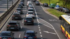 W Niemczech jest za to mandat, w Hiszpanii nazywają cię cwaniakiem. Tak wygląda jazda na suwak w Polsce i na świecie