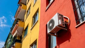 Powiesił klimatyzator na ścianie bloku. Teraz musi go zdjąć na własny koszt — albo straci mieszkanie