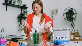 Producenci ukrywają logo kaucji na butelkach. A ustawa mówi jasno: ma kontrastować z tłem