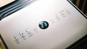 Płacisz kilkanaście tysięcy za wakacje, a nie schłodzisz pokoju, bo tak chce hotel. Prawo mówi jasno