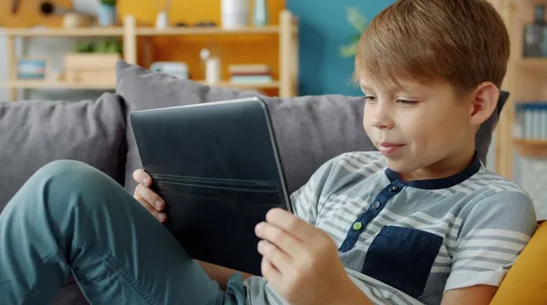 Nastolatek pozwał YouTube za depresję. Platforma wolała zapłacić, niż iść do sądu