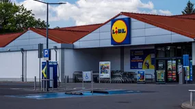 Lidl Lidlowi nierówny. W jednym zakupy to katorga, w drugim nawet chce się oddawać opakowania do butelkomatu
