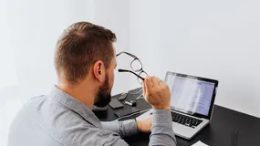 Pracujesz 4 godziny dziennie przed monitorem? Pracodawca musi dołożyć się do twoich okularów