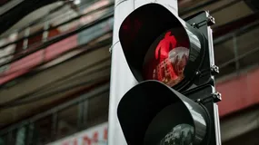 Pusta ulica nie zwalnia z przestrzegania przepisów. Na czerwonym i tak nie wolno przejść