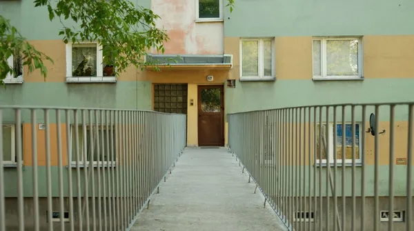 Jeden sąsiad może zablokować remont całego bloku. Rząd szykuje na to sposób